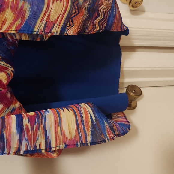 Colorful dress! It has belt loops to show your curves by adding a belt💃🏽 - Picture 6 of 7